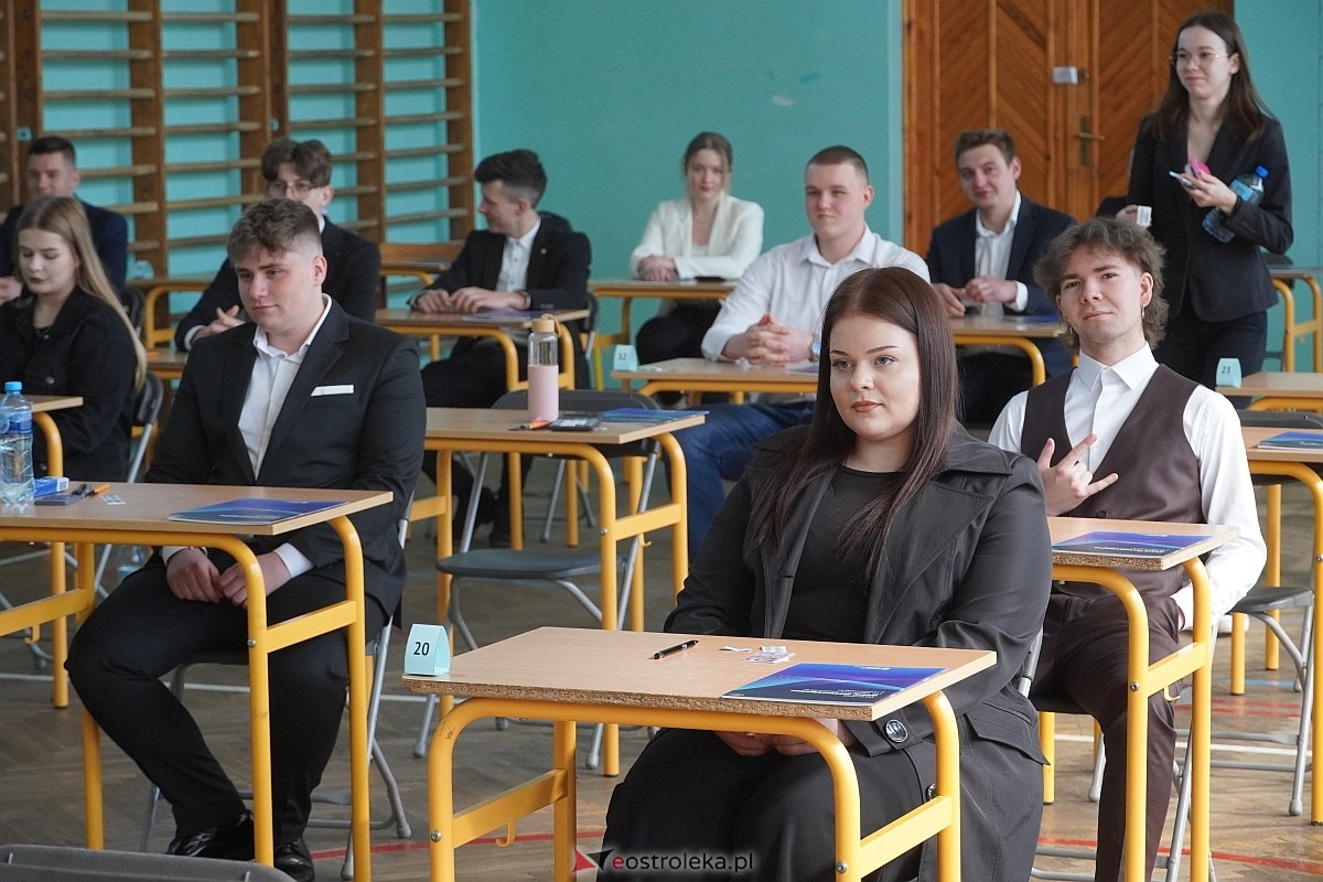 Matura 2024 w Ostrołęce - matematyka, egzamin w ZSZ nr 2 i II LO [08.05.2024] - zdjęcie #98 - eOstroleka.pl