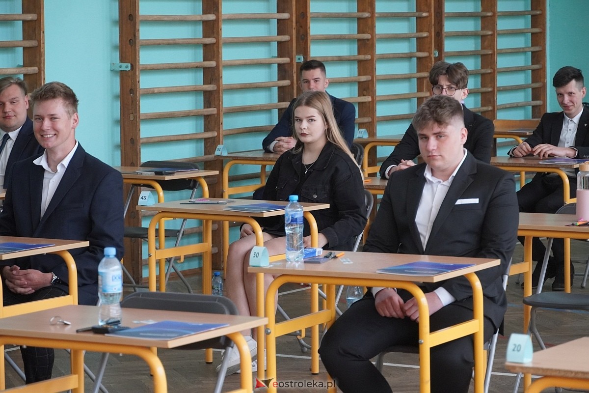 Matura 2024 w Ostrołęce - matematyka, egzamin w ZSZ nr 2 i II LO [08.05.2024] - zdjęcie #97 - eOstroleka.pl