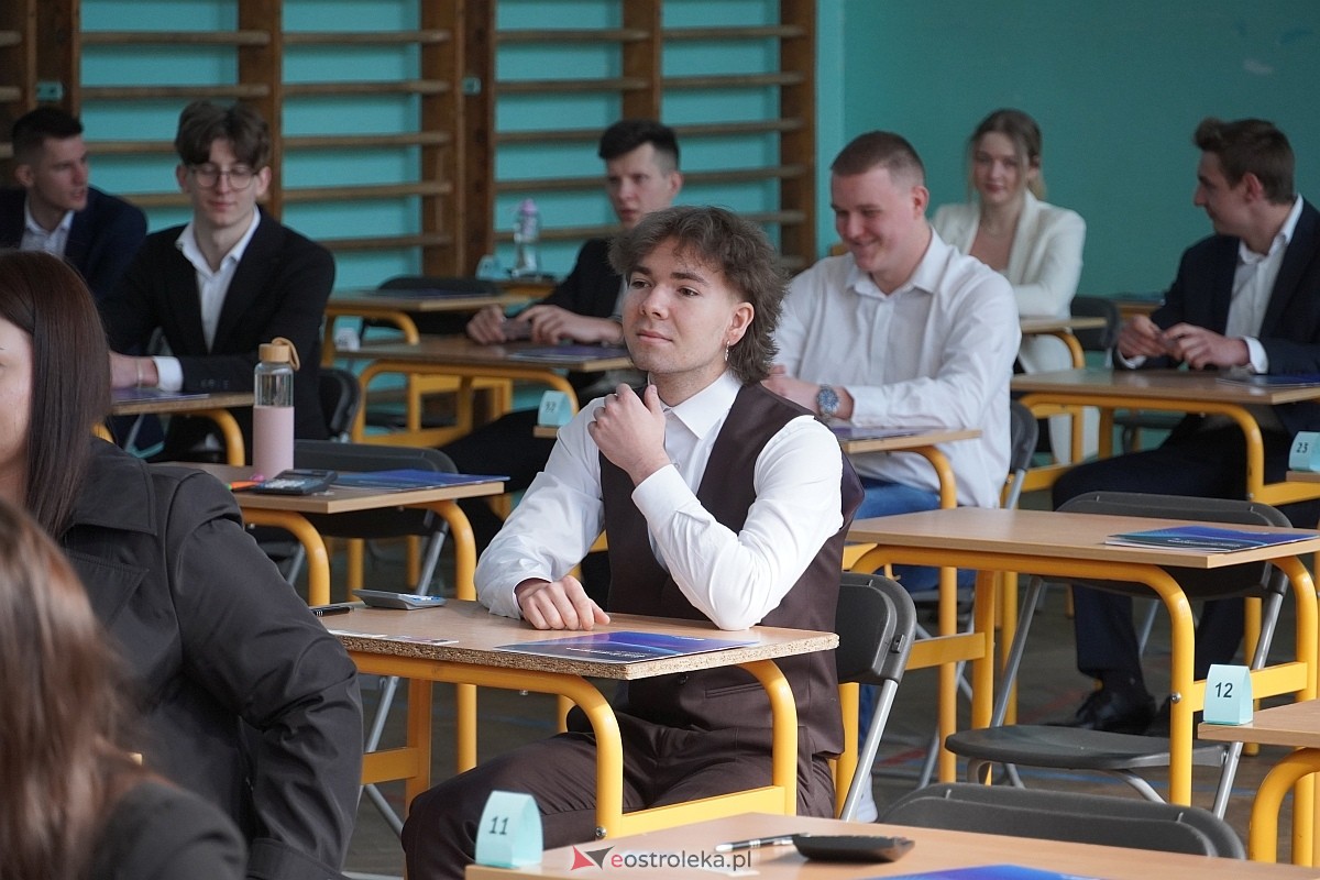 Matura 2024 w Ostrołęce - matematyka, egzamin w ZSZ nr 2 i II LO [08.05.2024] - zdjęcie #92 - eOstroleka.pl