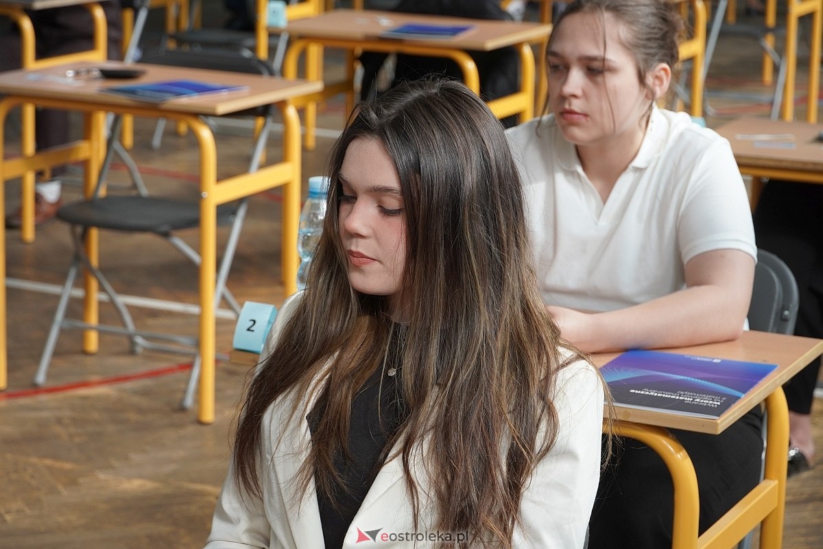 Matura 2024 w Ostrołęce - matematyka, egzamin w ZSZ nr 2 i II LO [08.05.2024] - zdjęcie #91 - eOstroleka.pl