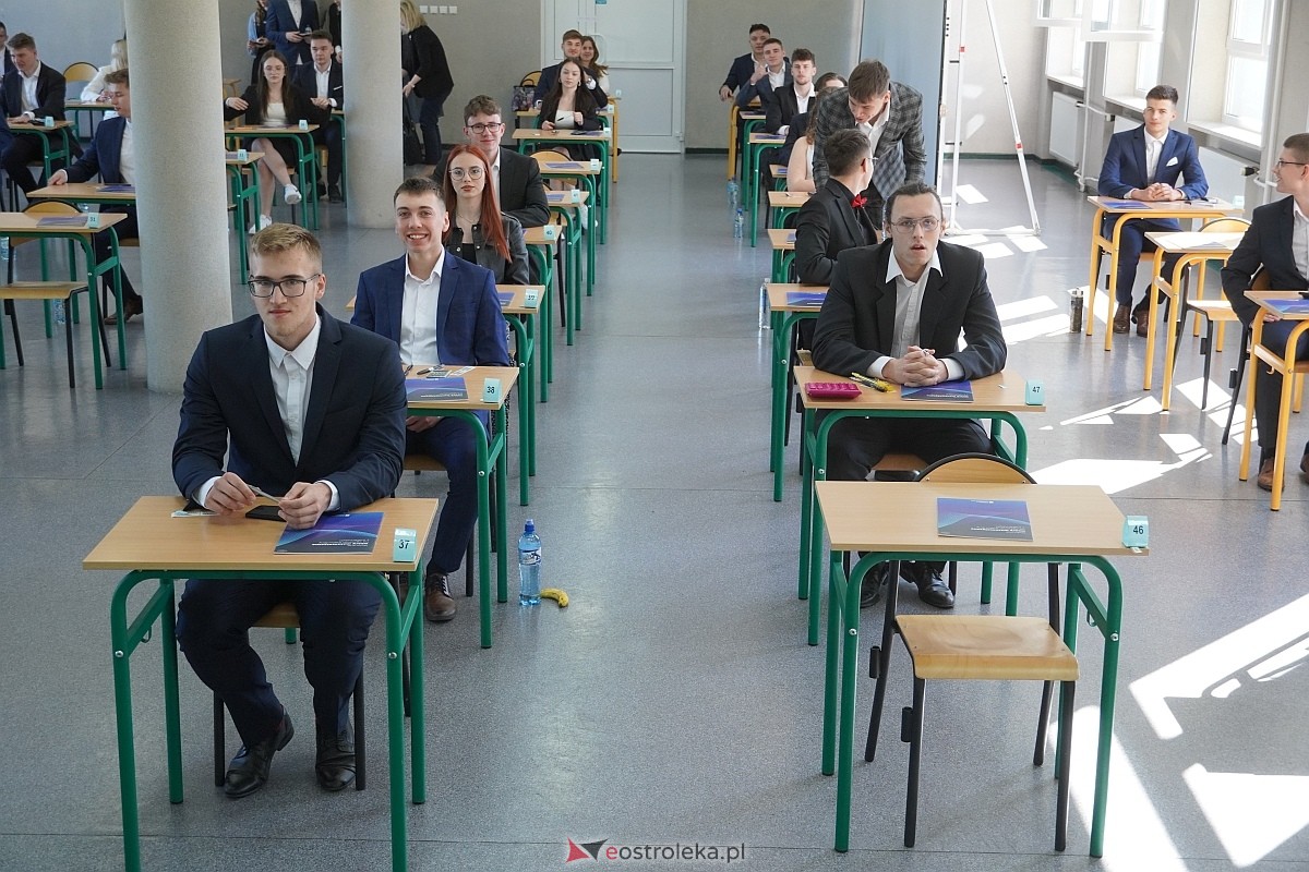 Matura 2024 w Ostrołęce - matematyka, egzamin w ZSZ nr 2 i II LO [08.05.2024] - zdjęcie #89 - eOstroleka.pl