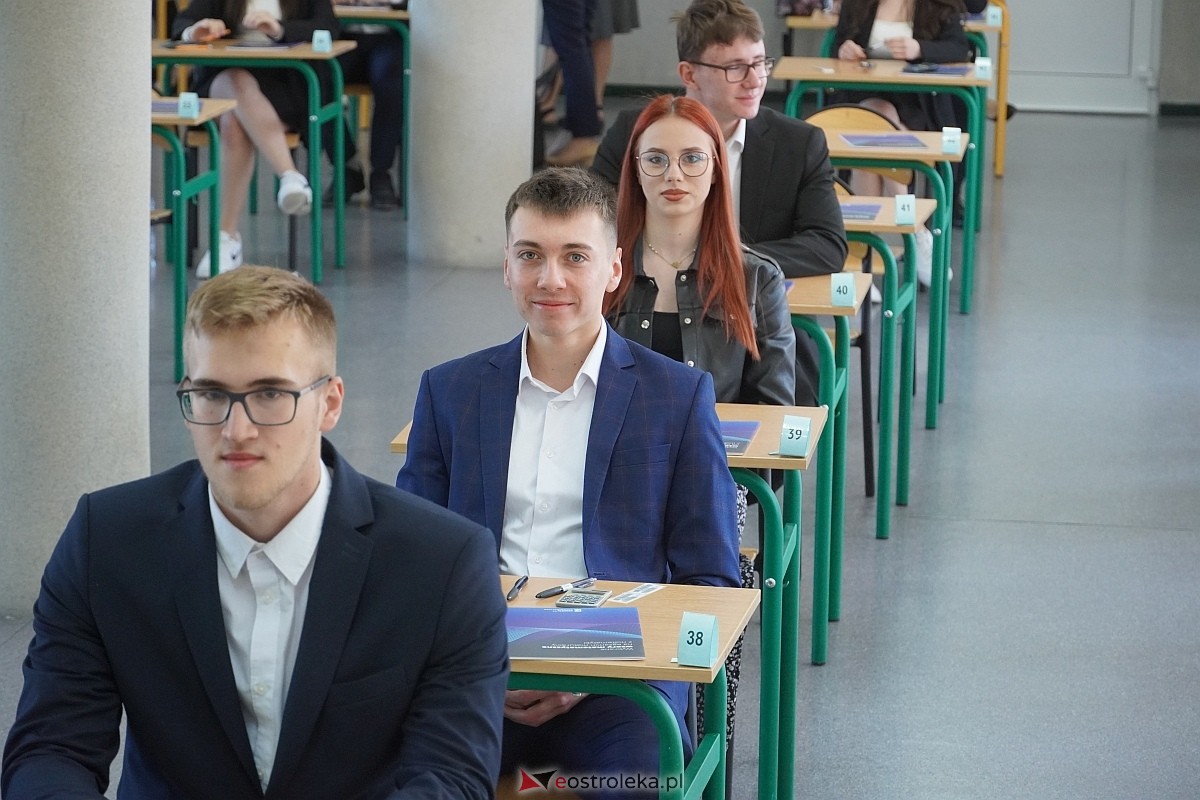 Matura 2024 w Ostrołęce - matematyka, egzamin w ZSZ nr 2 i II LO [08.05.2024] - zdjęcie #88 - eOstroleka.pl