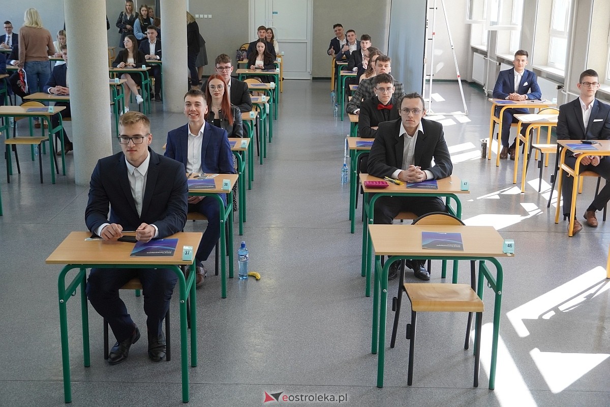Matura 2024 w Ostrołęce - matematyka, egzamin w ZSZ nr 2 i II LO [08.05.2024] - zdjęcie #87 - eOstroleka.pl