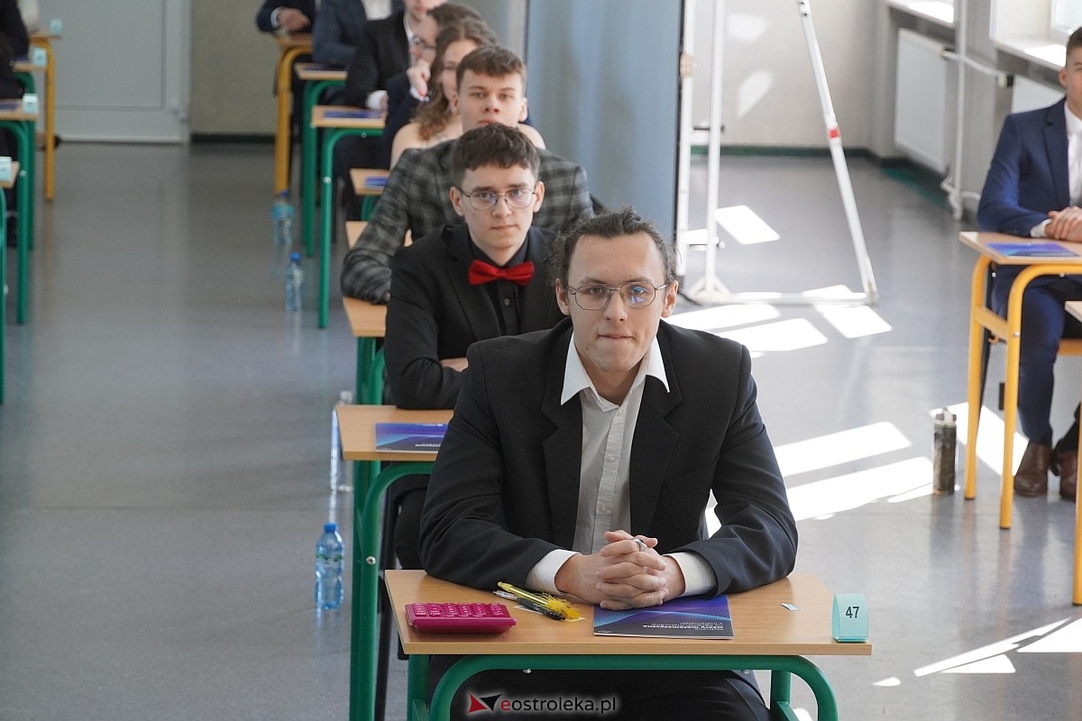Matura 2024 w Ostrołęce - matematyka, egzamin w ZSZ nr 2 i II LO [08.05.2024] - zdjęcie #86 - eOstroleka.pl