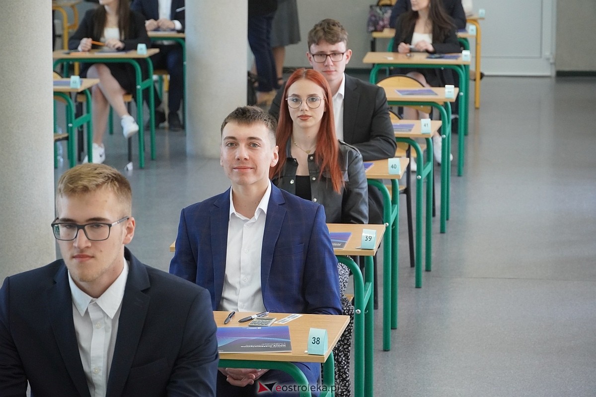 Matura 2024 w Ostrołęce - matematyka, egzamin w ZSZ nr 2 i II LO [08.05.2024] - zdjęcie #85 - eOstroleka.pl