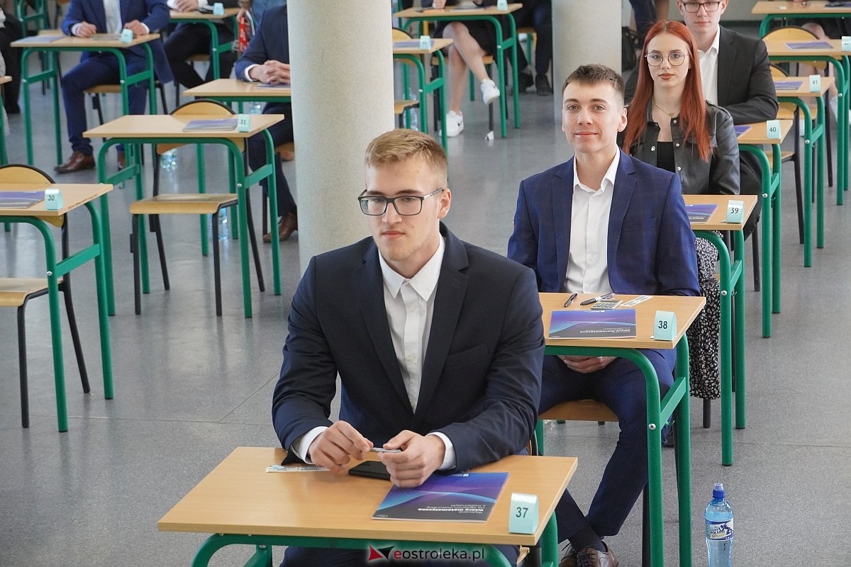 Matura 2024 w Ostrołęce - matematyka, egzamin w ZSZ nr 2 i II LO [08.05.2024] - zdjęcie #84 - eOstroleka.pl