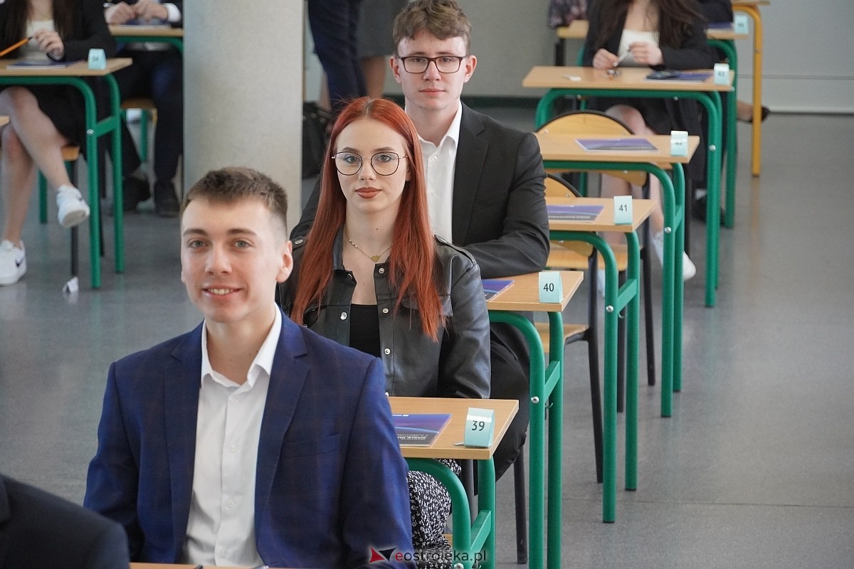Matura 2024 w Ostrołęce - matematyka, egzamin w ZSZ nr 2 i II LO [08.05.2024] - zdjęcie #83 - eOstroleka.pl