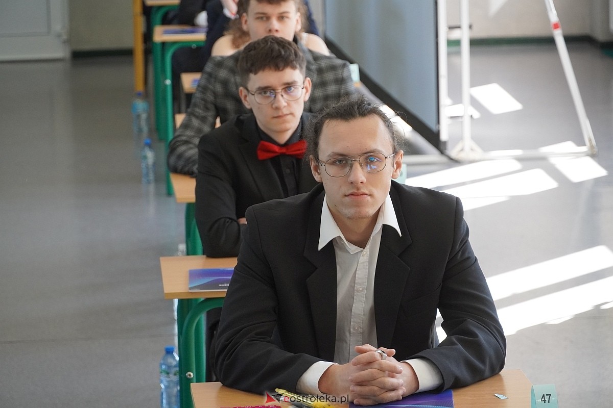 Matura 2024 w Ostrołęce - matematyka, egzamin w ZSZ nr 2 i II LO [08.05.2024] - zdjęcie #82 - eOstroleka.pl