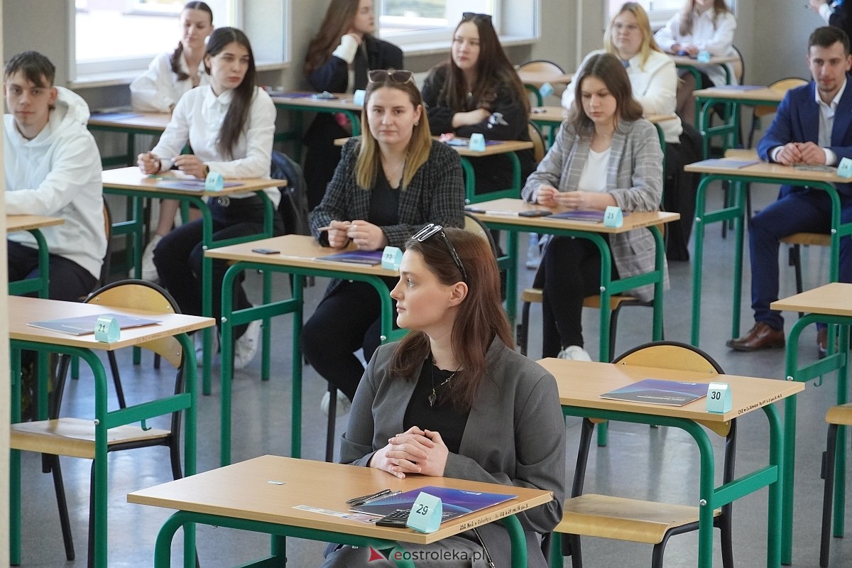 Matura 2024 w Ostrołęce - matematyka, egzamin w ZSZ nr 2 i II LO [08.05.2024] - zdjęcie #80 - eOstroleka.pl