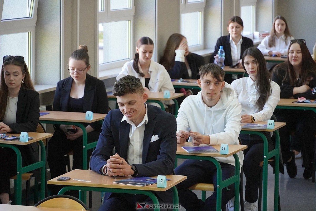 Matura 2024 w Ostrołęce - matematyka, egzamin w ZSZ nr 2 i II LO [08.05.2024] - zdjęcie #79 - eOstroleka.pl