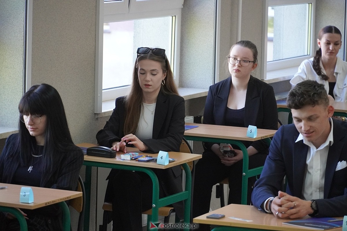 Matura 2024 w Ostrołęce - matematyka, egzamin w ZSZ nr 2 i II LO [08.05.2024] - zdjęcie #77 - eOstroleka.pl