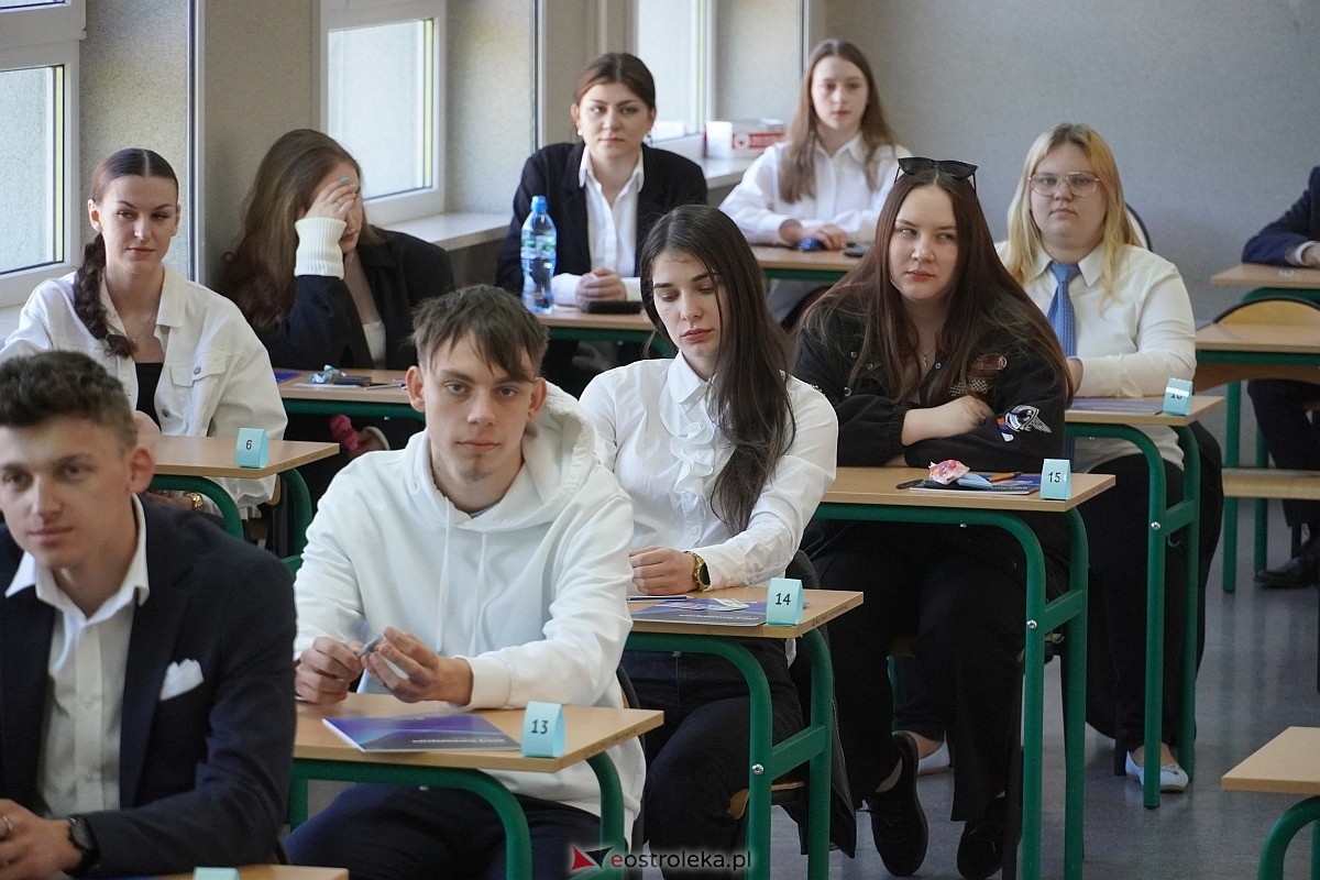 Matura 2024 w Ostrołęce - matematyka, egzamin w ZSZ nr 2 i II LO [08.05.2024] - zdjęcie #76 - eOstroleka.pl