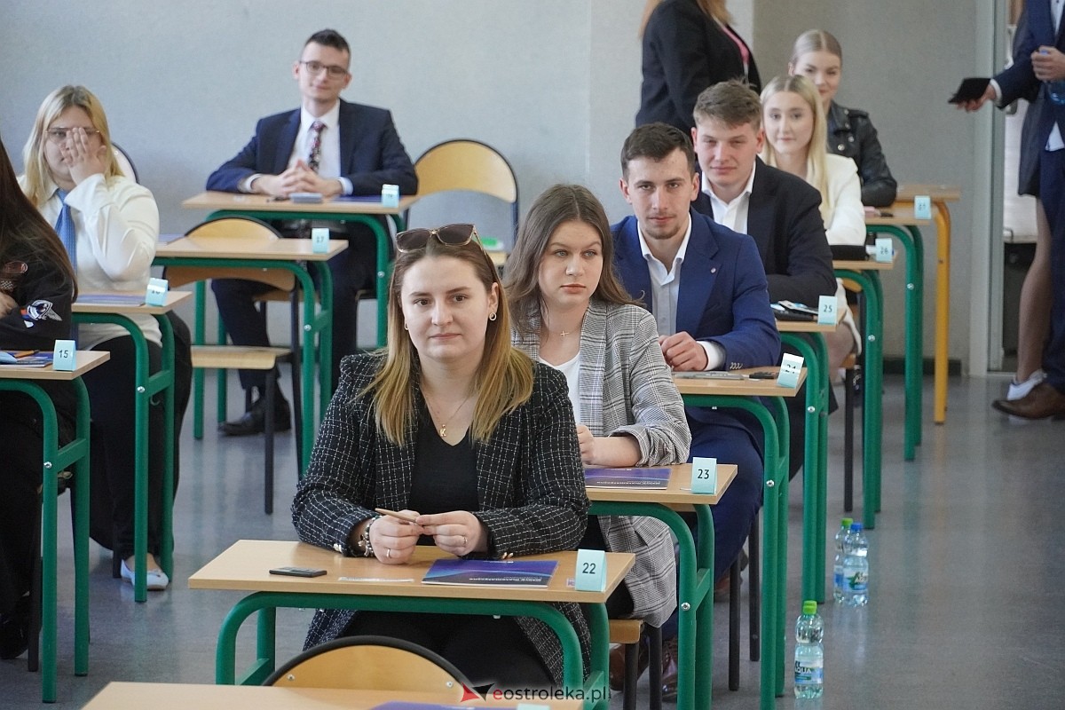 Matura 2024 w Ostrołęce - matematyka, egzamin w ZSZ nr 2 i II LO [08.05.2024] - zdjęcie #75 - eOstroleka.pl
