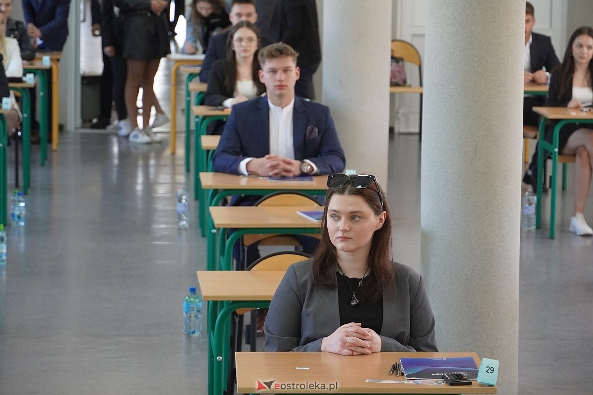 Matura 2024 w Ostrołęce - matematyka, egzamin w ZSZ nr 2 i II LO [08.05.2024] - zdjęcie #74 - eOstroleka.pl