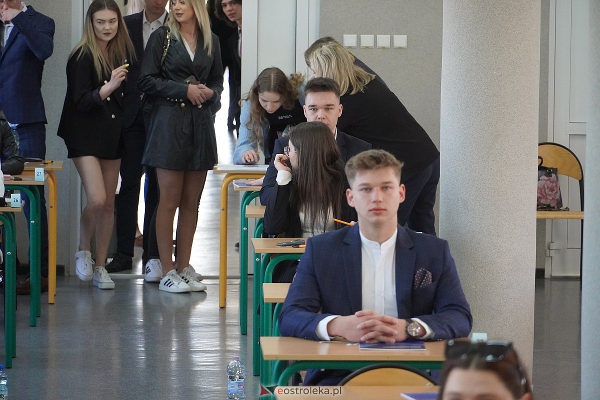 Matura 2024 w Ostrołęce - matematyka, egzamin w ZSZ nr 2 i II LO [08.05.2024] - zdjęcie #73 - eOstroleka.pl