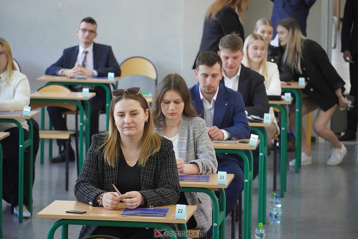 Matura 2024 w Ostrołęce - matematyka, egzamin w ZSZ nr 2 i II LO [08.05.2024] - zdjęcie #72 - eOstroleka.pl