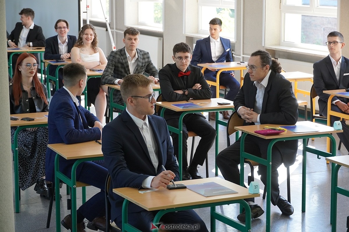 Matura 2024 w Ostrołęce - matematyka, egzamin w ZSZ nr 2 i II LO [08.05.2024] - zdjęcie #71 - eOstroleka.pl