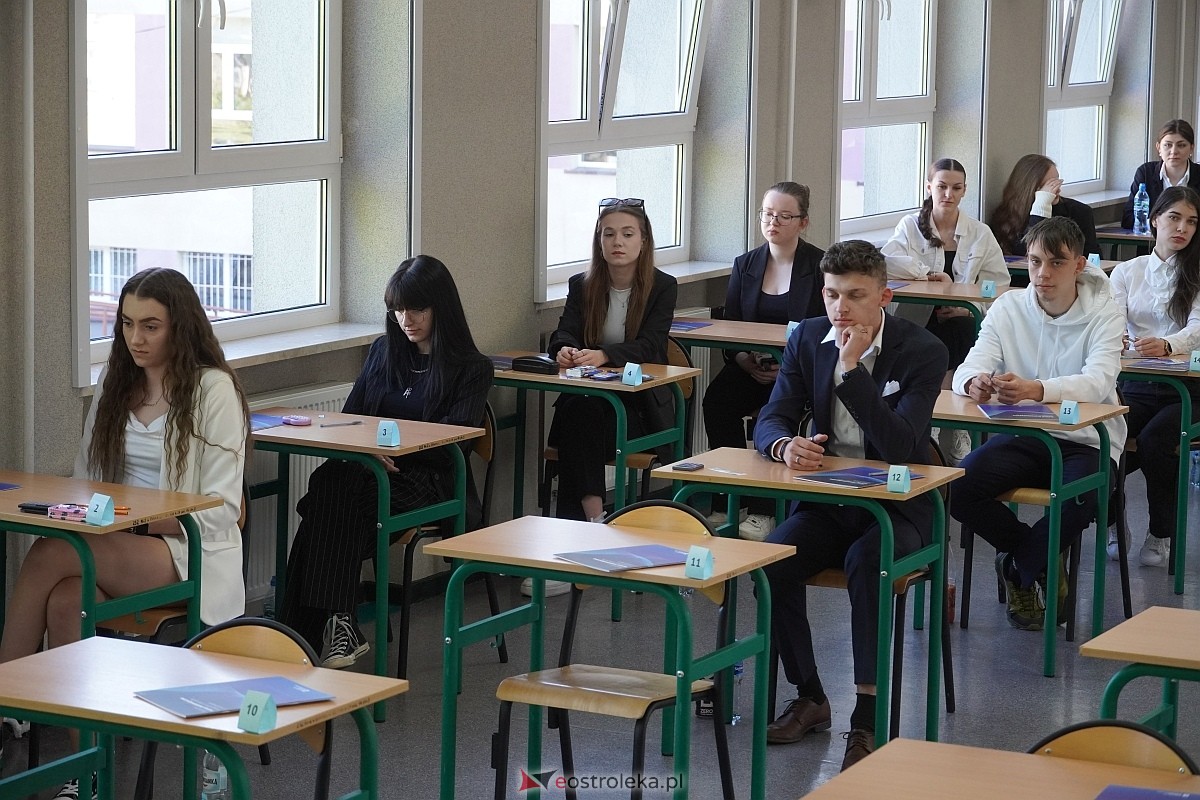Matura 2024 w Ostrołęce - matematyka, egzamin w ZSZ nr 2 i II LO [08.05.2024] - zdjęcie #70 - eOstroleka.pl