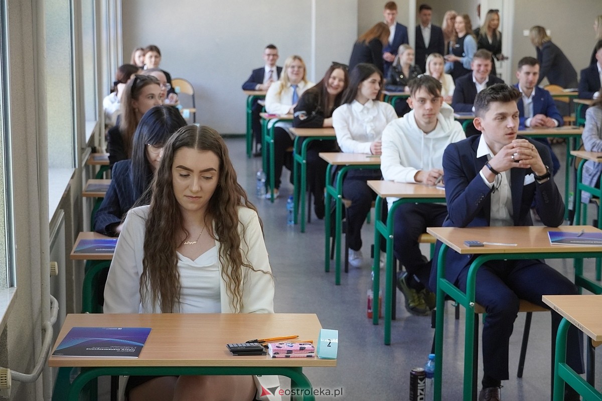 Matura 2024 w Ostrołęce - matematyka, egzamin w ZSZ nr 2 i II LO [08.05.2024] - zdjęcie #69 - eOstroleka.pl