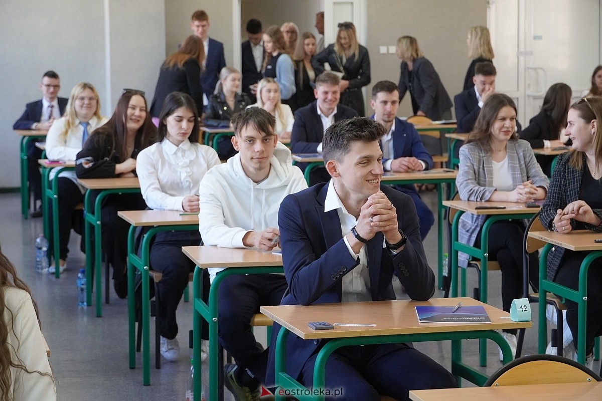 Matura 2024 w Ostrołęce - matematyka, egzamin w ZSZ nr 2 i II LO [08.05.2024] - zdjęcie #68 - eOstroleka.pl