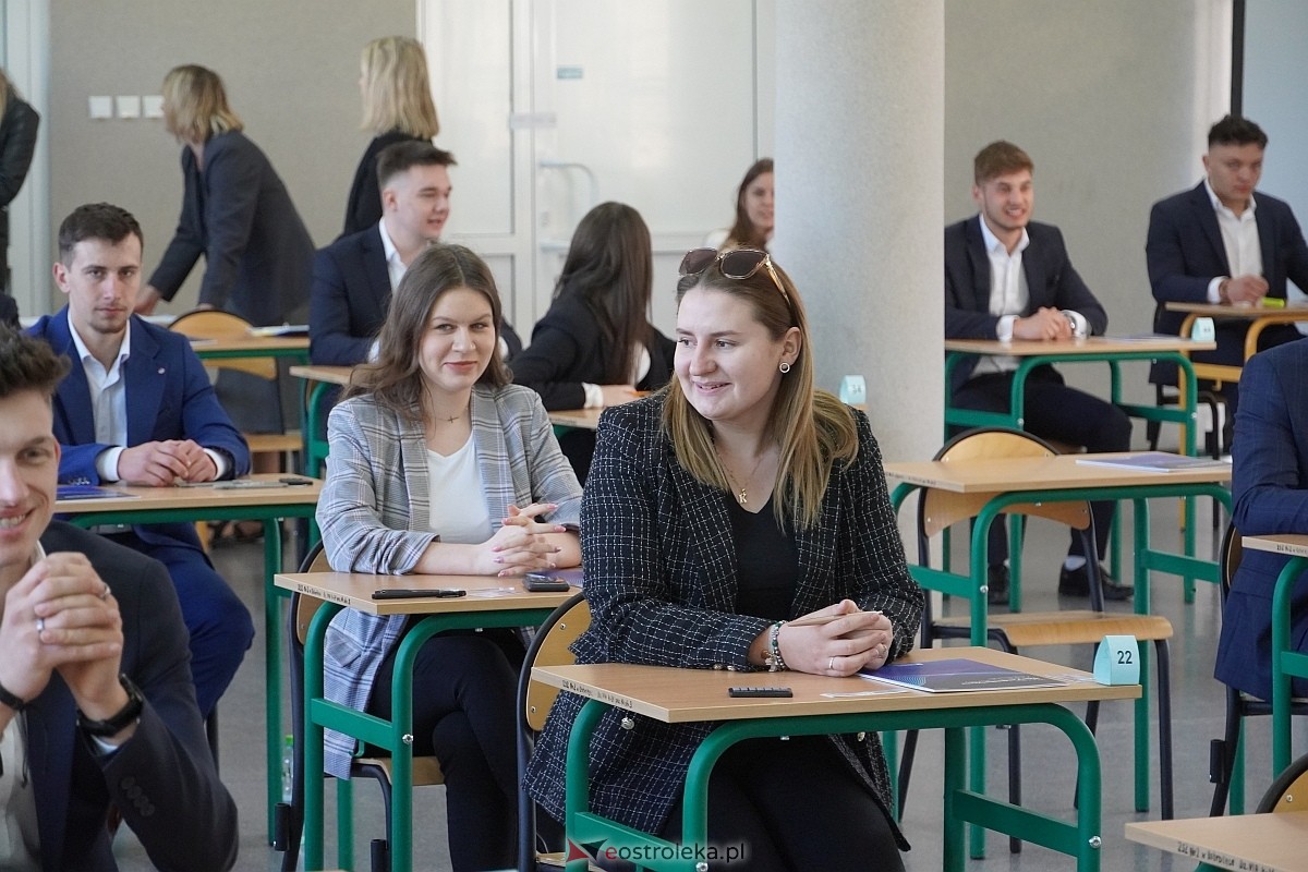 Matura 2024 w Ostrołęce - matematyka, egzamin w ZSZ nr 2 i II LO [08.05.2024] - zdjęcie #67 - eOstroleka.pl