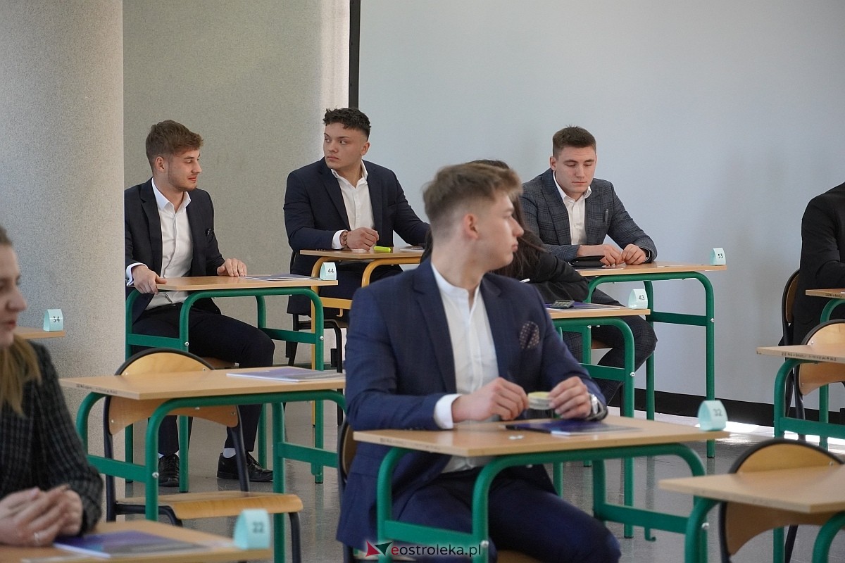 Matura 2024 w Ostrołęce - matematyka, egzamin w ZSZ nr 2 i II LO [08.05.2024] - zdjęcie #66 - eOstroleka.pl