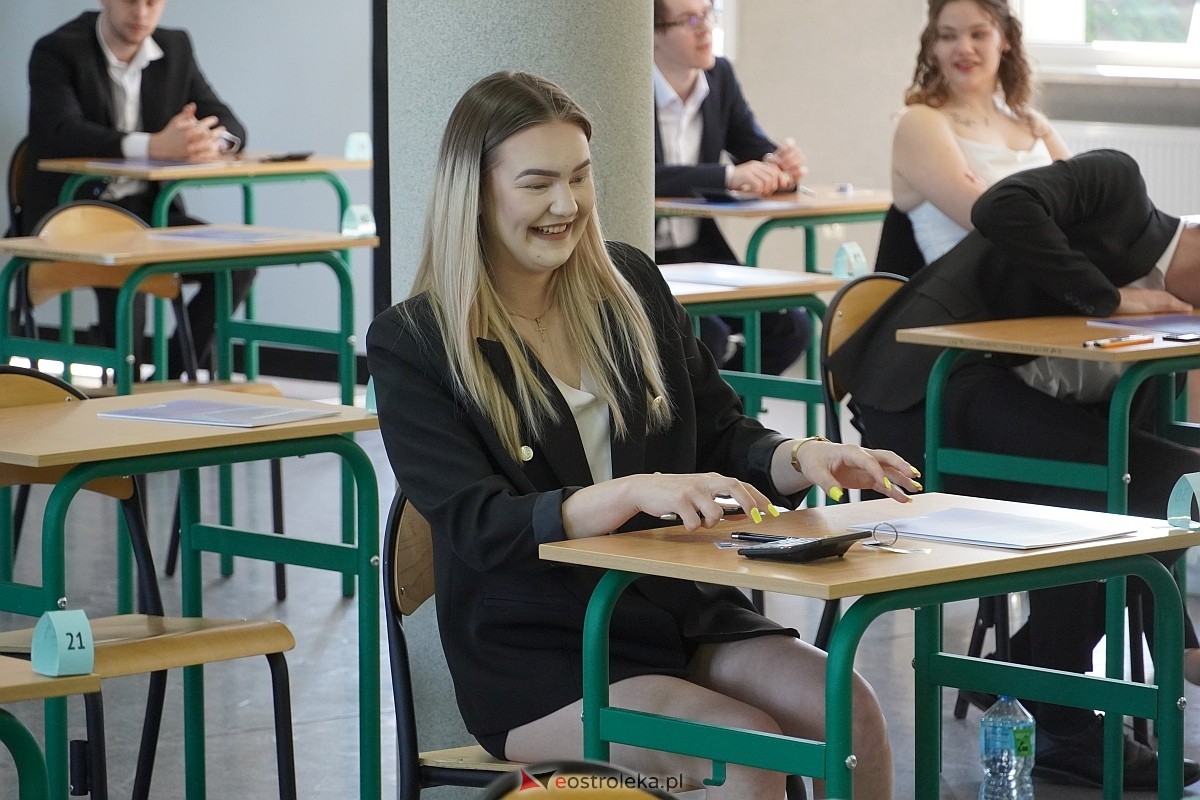 Matura 2024 w Ostrołęce - matematyka, egzamin w ZSZ nr 2 i II LO [08.05.2024] - zdjęcie #65 - eOstroleka.pl