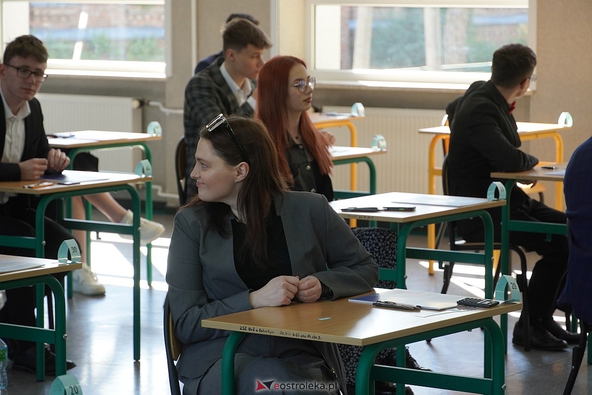 Matura 2024 w Ostrołęce - matematyka, egzamin w ZSZ nr 2 i II LO [08.05.2024] - zdjęcie #64 - eOstroleka.pl
