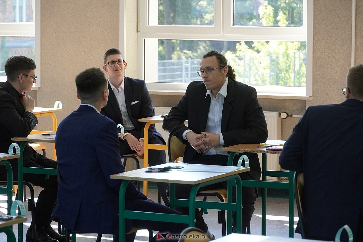 Matura 2024 w Ostrołęce - matematyka, egzamin w ZSZ nr 2 i II LO [08.05.2024] - zdjęcie #63 - eOstroleka.pl