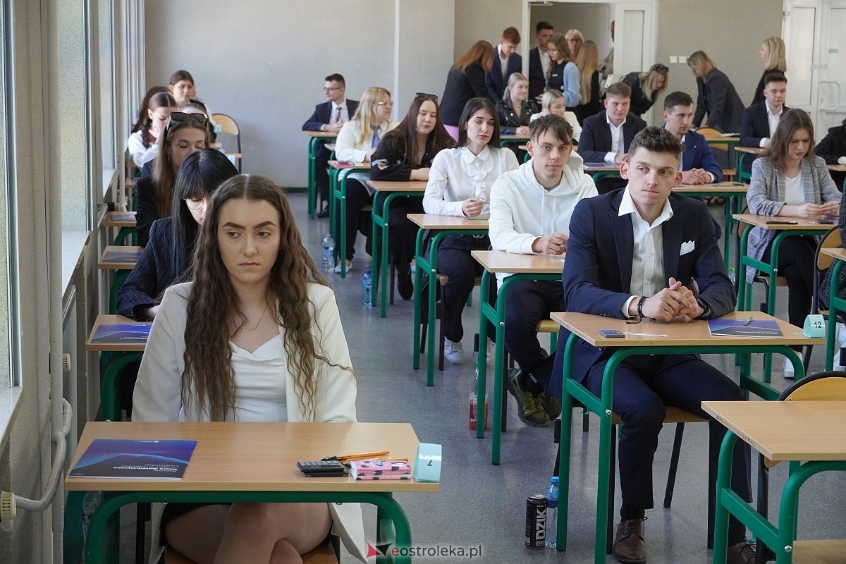 Matura 2024 w Ostrołęce - matematyka, egzamin w ZSZ nr 2 i II LO [08.05.2024] - zdjęcie #62 - eOstroleka.pl