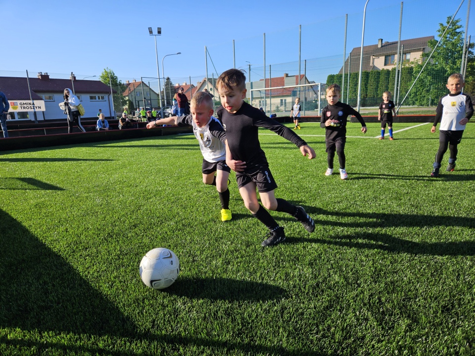 Futbol Drybling Cup w Troszynie [07.05.2024] - zdjęcie #14 - eOstroleka.pl