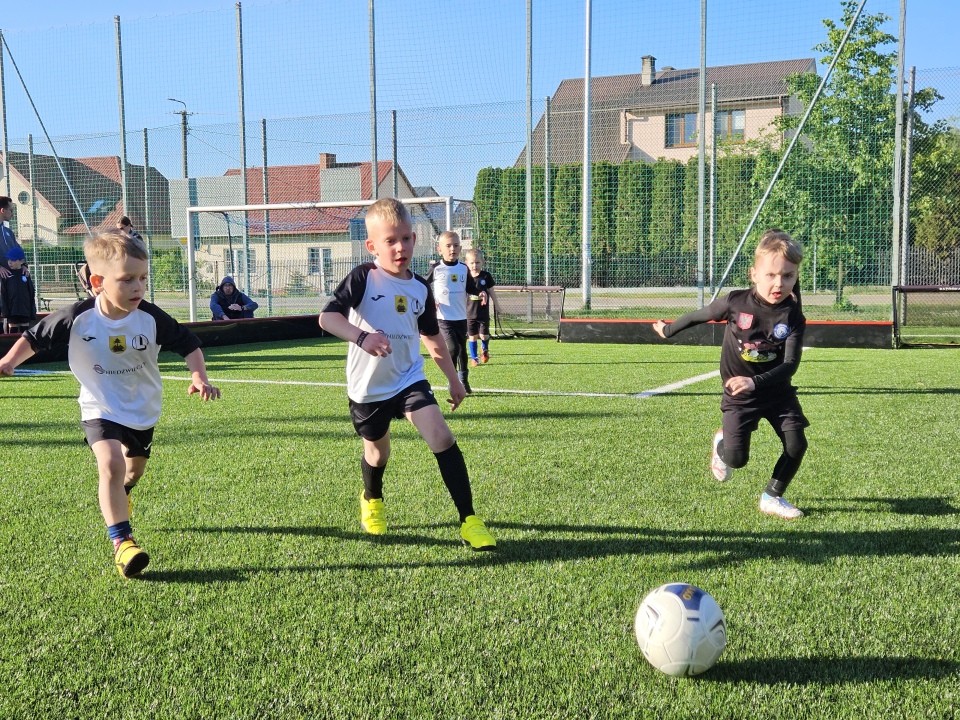 Futbol Drybling Cup w Troszynie [07.05.2024] - zdjęcie #13 - eOstroleka.pl