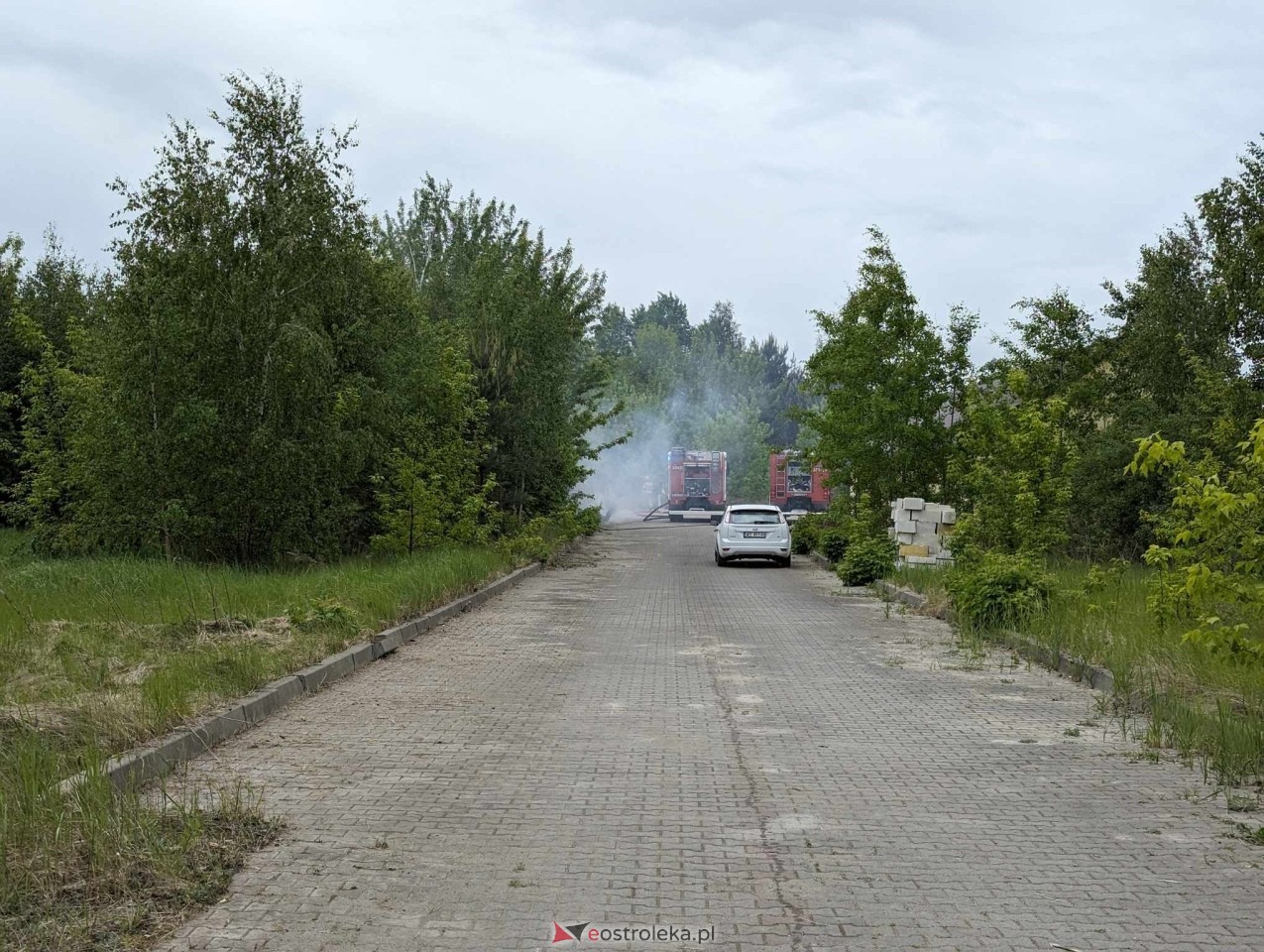 Pożar przy ulicy Ławskiej. Z ogniem walczyło kilkunastu strażaków [10.05.2024] - zdjęcie #6 - eOstroleka.pl