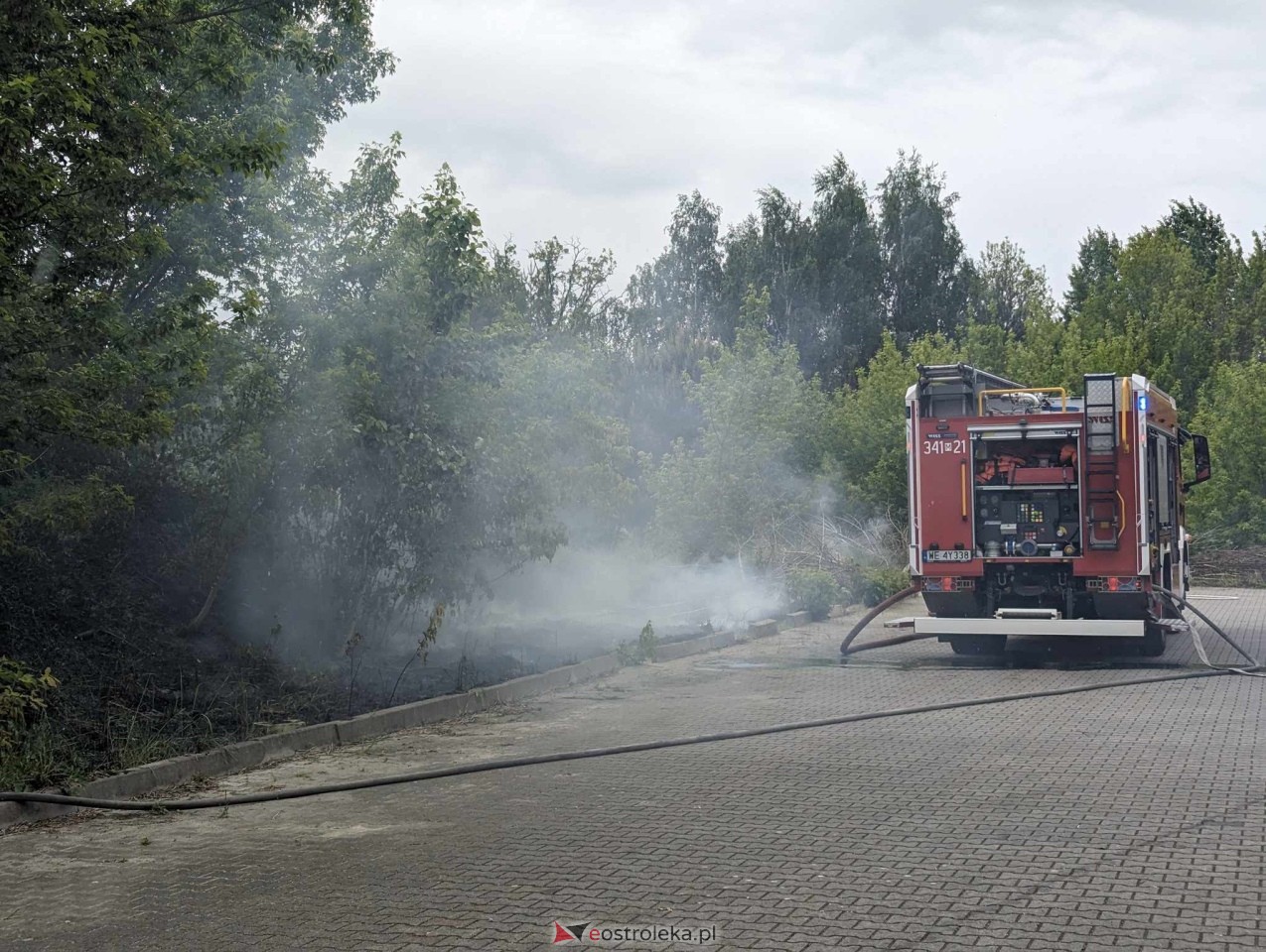 Pożar przy ulicy Ławskiej. Z ogniem walczyło kilkunastu strażaków [10.05.2024] - zdjęcie #4 - eOstroleka.pl