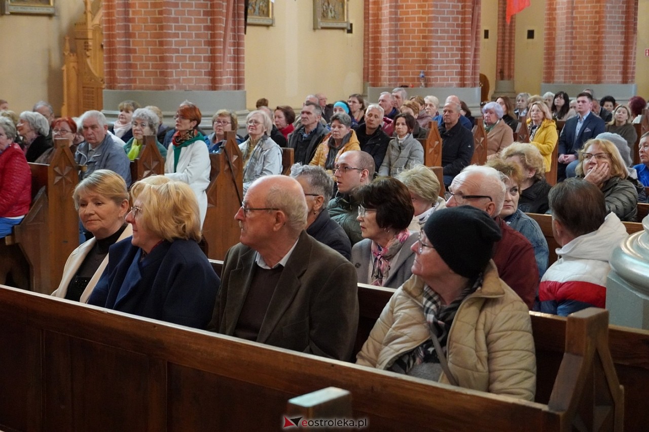 Zespół Mazowsze w Rzekuniu: Koncert pieśni sakralnych, ludowych i patriotycznych 10.05.2024] - zdjęcie #89 - eOstroleka.pl