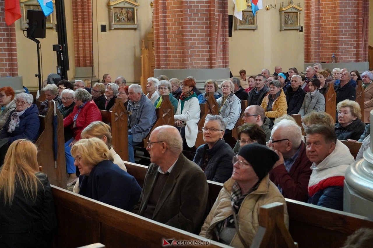 Zespół Mazowsze w Rzekuniu: Koncert pieśni sakralnych, ludowych i patriotycznych 10.05.2024] - zdjęcie #88 - eOstroleka.pl