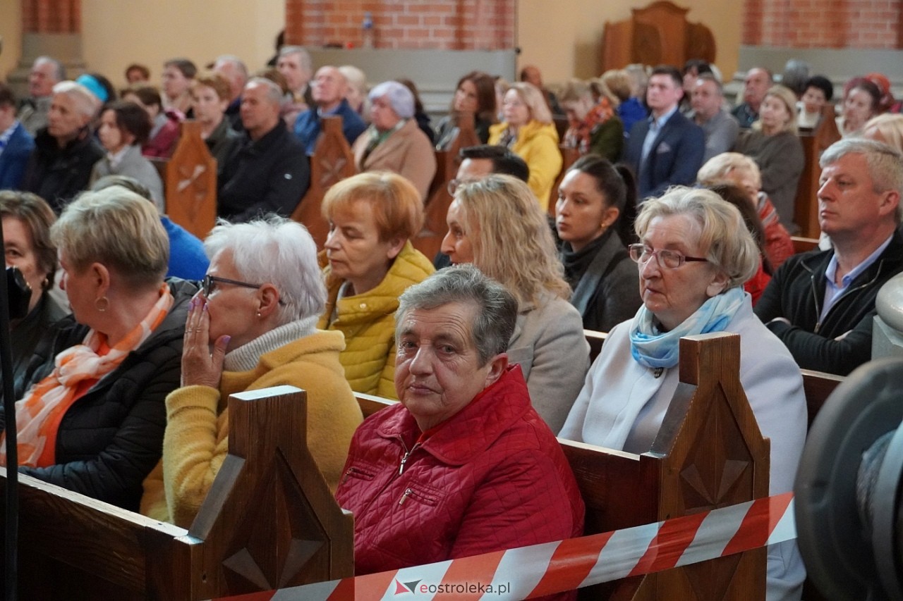 Zespół Mazowsze w Rzekuniu: Koncert pieśni sakralnych, ludowych i patriotycznych 10.05.2024] - zdjęcie #87 - eOstroleka.pl