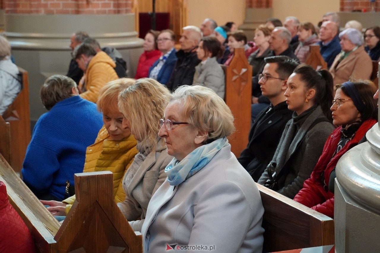 Zespół Mazowsze w Rzekuniu: Koncert pieśni sakralnych, ludowych i patriotycznych 10.05.2024] - zdjęcie #86 - eOstroleka.pl