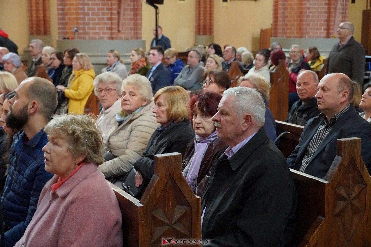 Zespół Mazowsze w Rzekuniu: Koncert pieśni sakralnych, ludowych i patriotycznych 10.05.2024] - zdjęcie #85 - eOstroleka.pl
