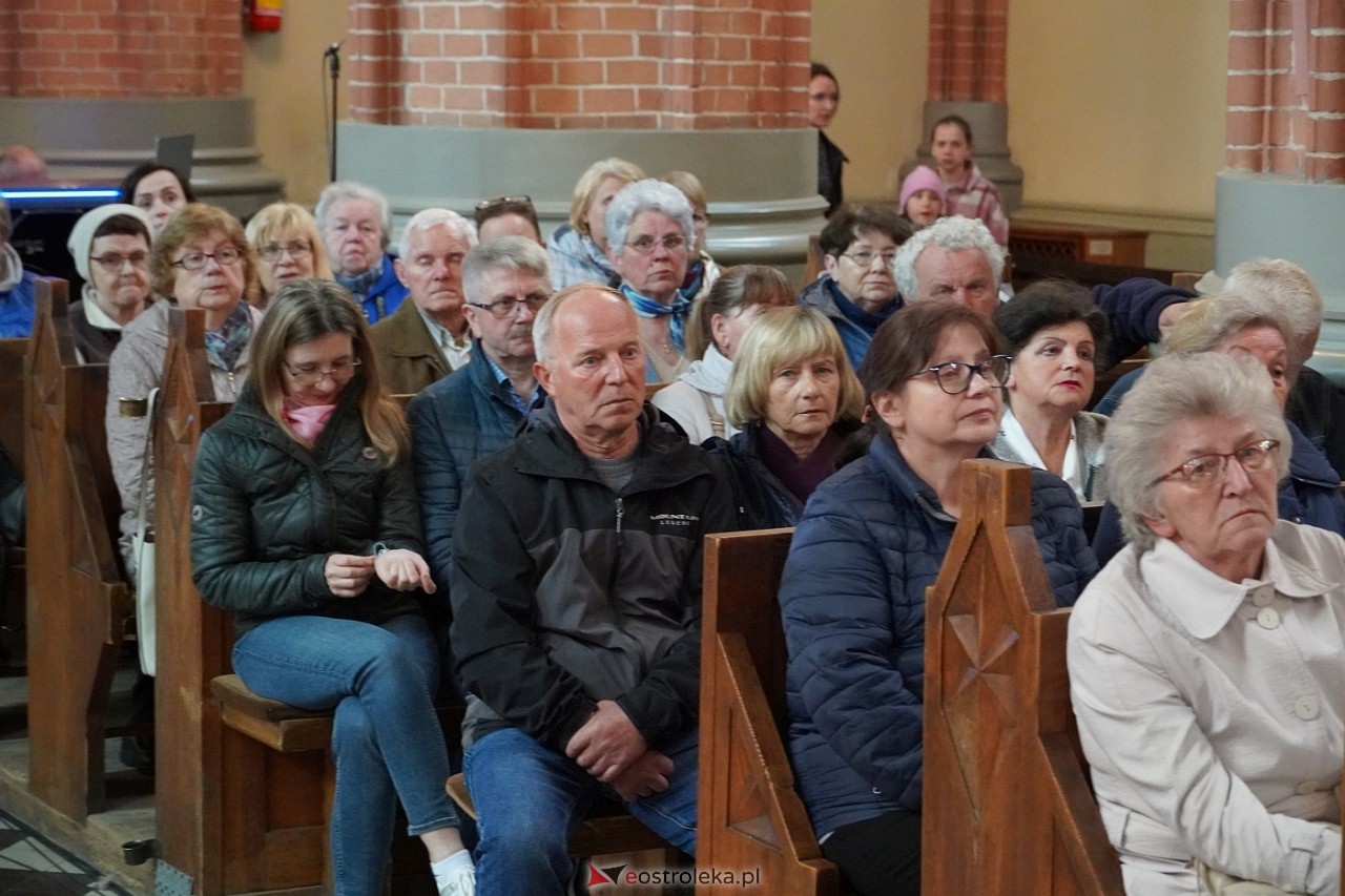 Zespół Mazowsze w Rzekuniu: Koncert pieśni sakralnych, ludowych i patriotycznych 10.05.2024] - zdjęcie #83 - eOstroleka.pl