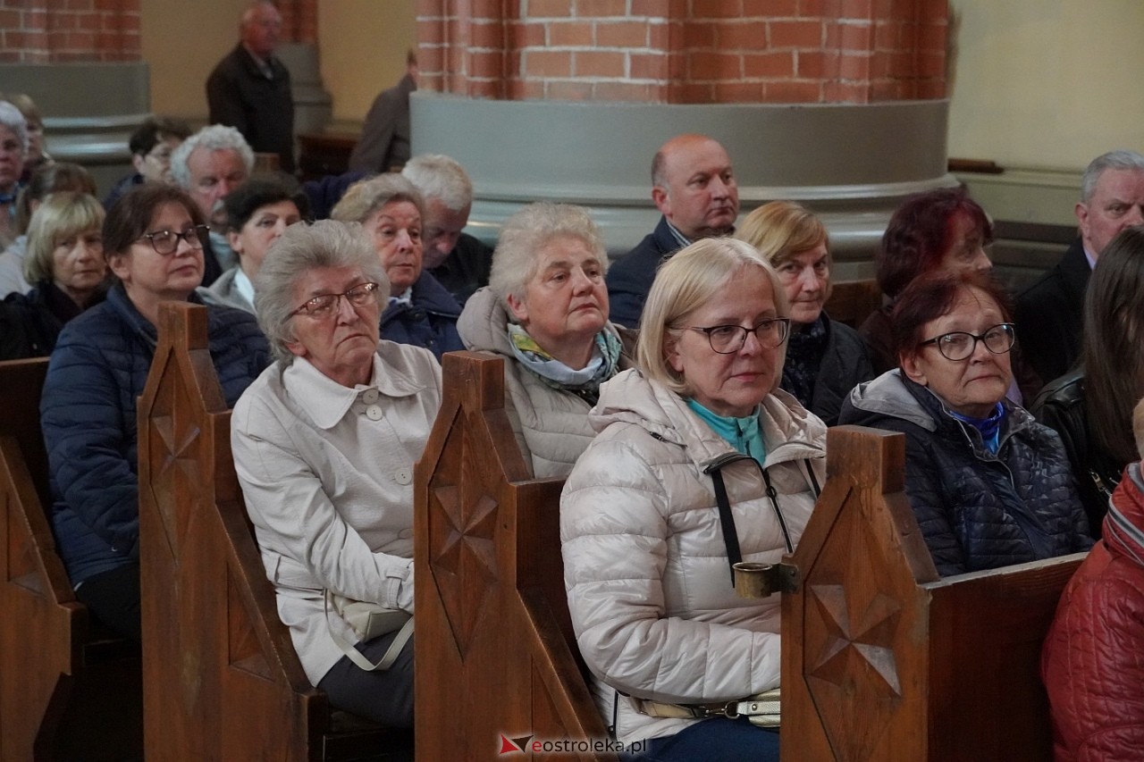 Zespół Mazowsze w Rzekuniu: Koncert pieśni sakralnych, ludowych i patriotycznych 10.05.2024] - zdjęcie #81 - eOstroleka.pl