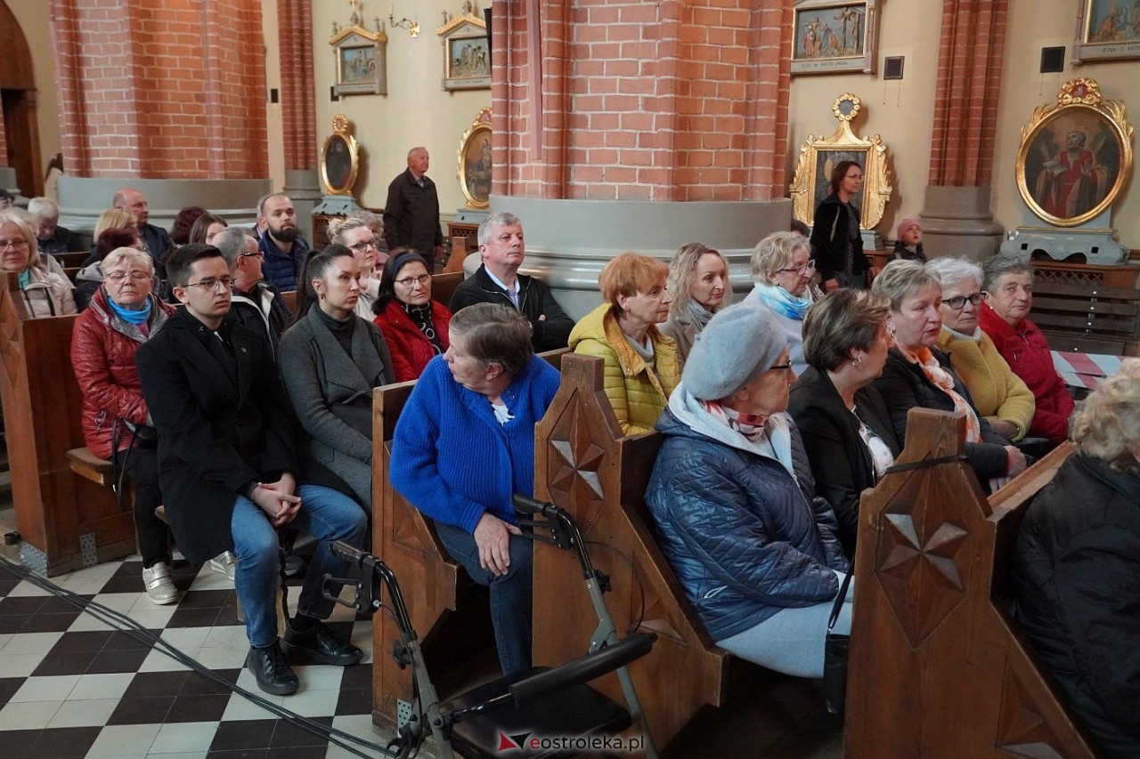 Zespół Mazowsze w Rzekuniu: Koncert pieśni sakralnych, ludowych i patriotycznych 10.05.2024] - zdjęcie #79 - eOstroleka.pl