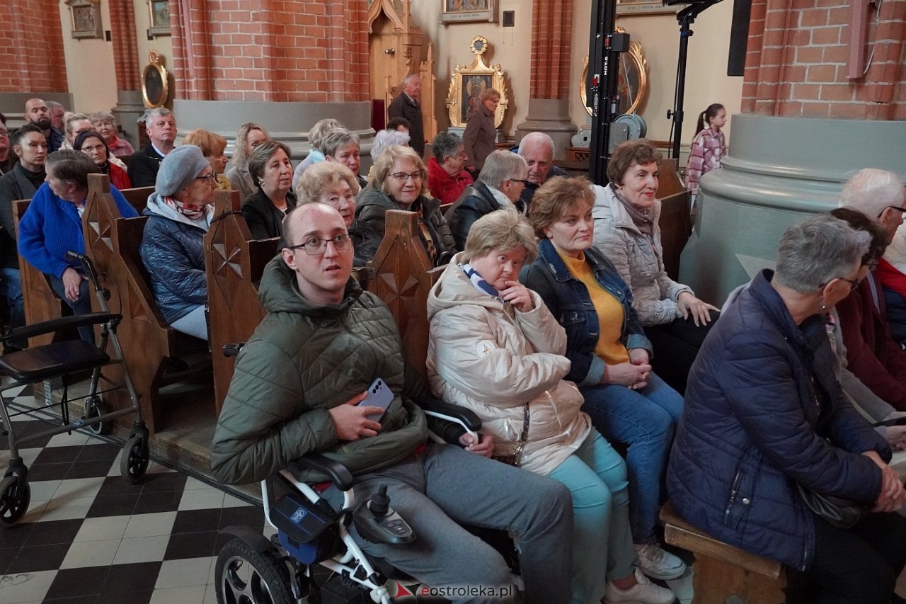 Zespół Mazowsze w Rzekuniu: Koncert pieśni sakralnych, ludowych i patriotycznych 10.05.2024] - zdjęcie #78 - eOstroleka.pl