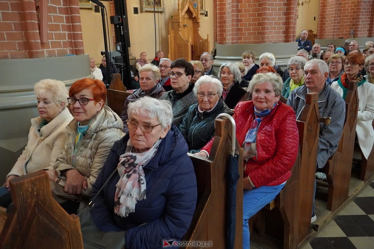 Zespół Mazowsze w Rzekuniu: Koncert pieśni sakralnych, ludowych i patriotycznych 10.05.2024] - zdjęcie #77 - eOstroleka.pl