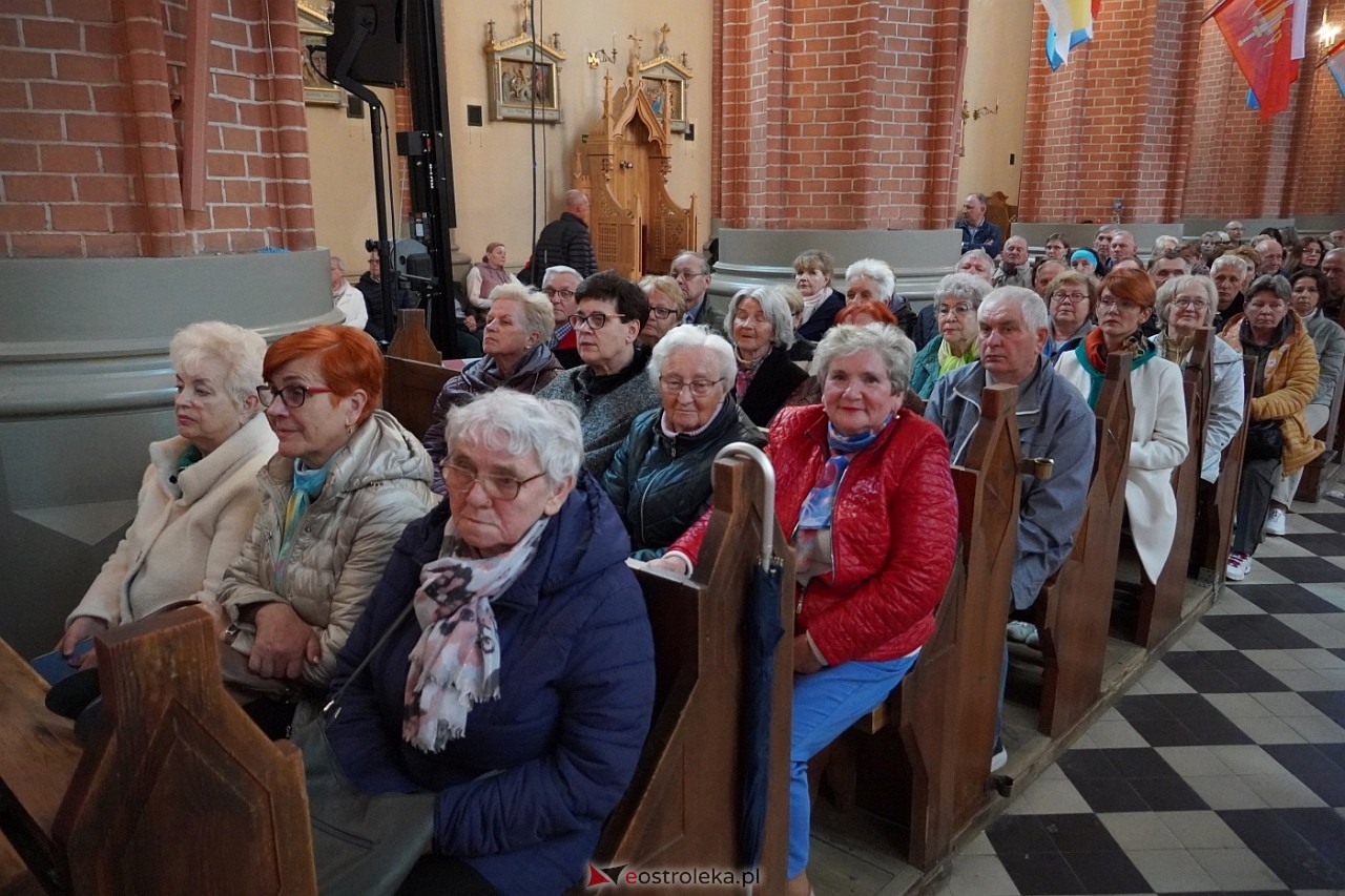 Zespół Mazowsze w Rzekuniu: Koncert pieśni sakralnych, ludowych i patriotycznych 10.05.2024] - zdjęcie #76 - eOstroleka.pl