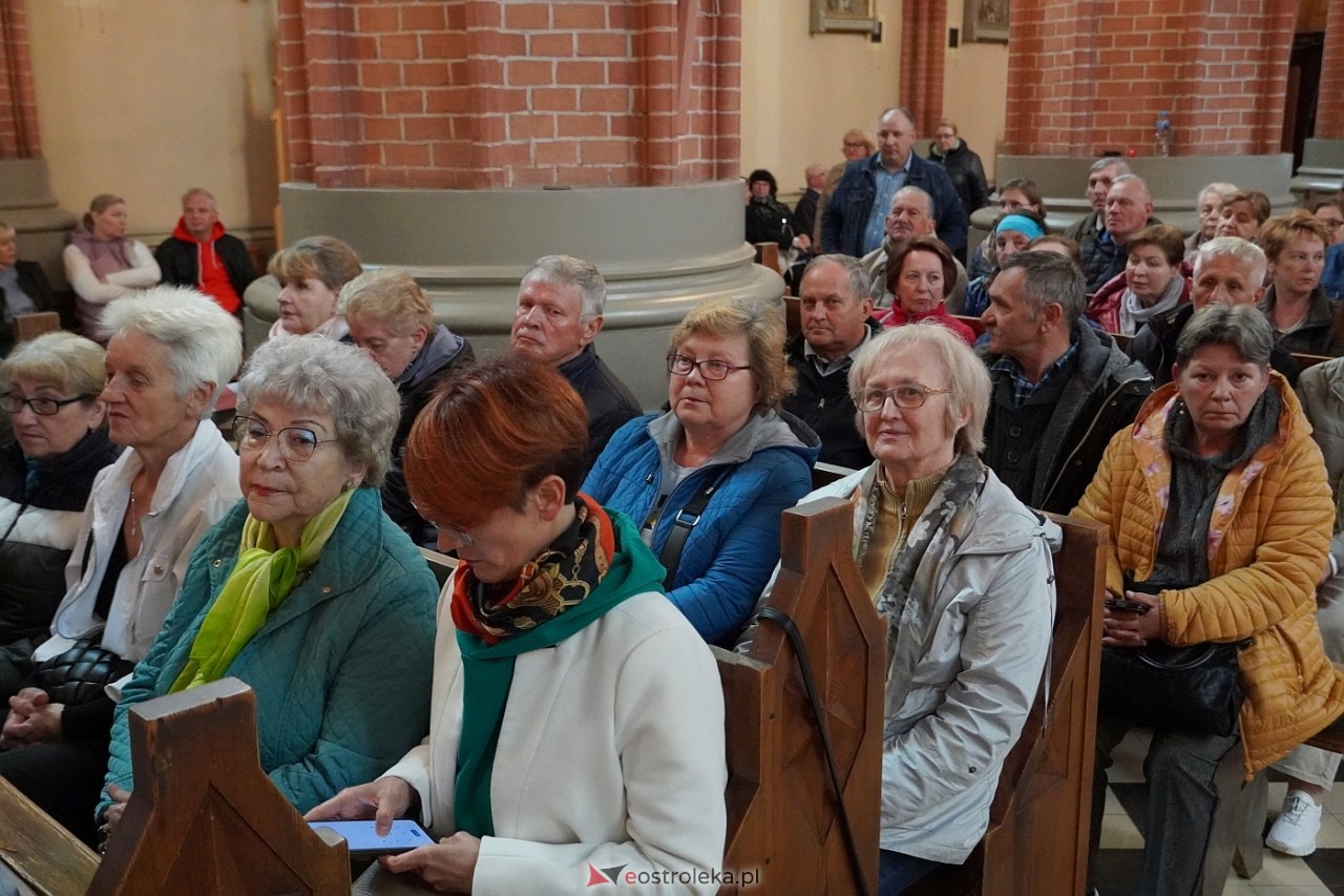 Zespół Mazowsze w Rzekuniu: Koncert pieśni sakralnych, ludowych i patriotycznych 10.05.2024] - zdjęcie #74 - eOstroleka.pl