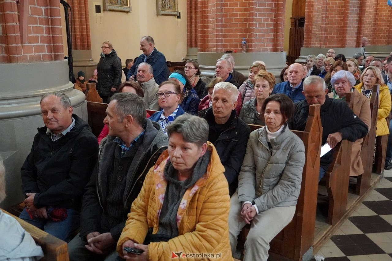 Zespół Mazowsze w Rzekuniu: Koncert pieśni sakralnych, ludowych i patriotycznych 10.05.2024] - zdjęcie #73 - eOstroleka.pl