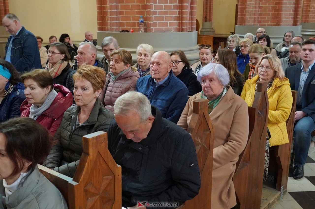 Zespół Mazowsze w Rzekuniu: Koncert pieśni sakralnych, ludowych i patriotycznych 10.05.2024] - zdjęcie #72 - eOstroleka.pl