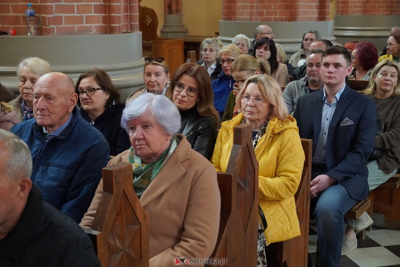 Zespół Mazowsze w Rzekuniu: Koncert pieśni sakralnych, ludowych i patriotycznych 10.05.2024] - zdjęcie #71 - eOstroleka.pl