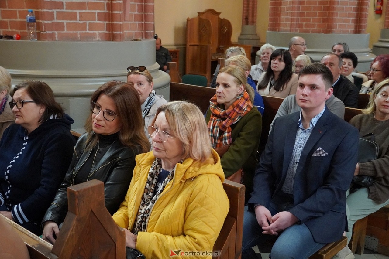 Zespół Mazowsze w Rzekuniu: Koncert pieśni sakralnych, ludowych i patriotycznych 10.05.2024] - zdjęcie #70 - eOstroleka.pl